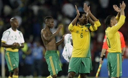 South Africa's disappointed players applaud the supporters